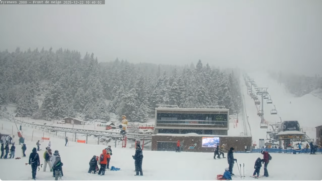 Grosse livraison de neige pour noël à La Parenthèse en décembre 2025